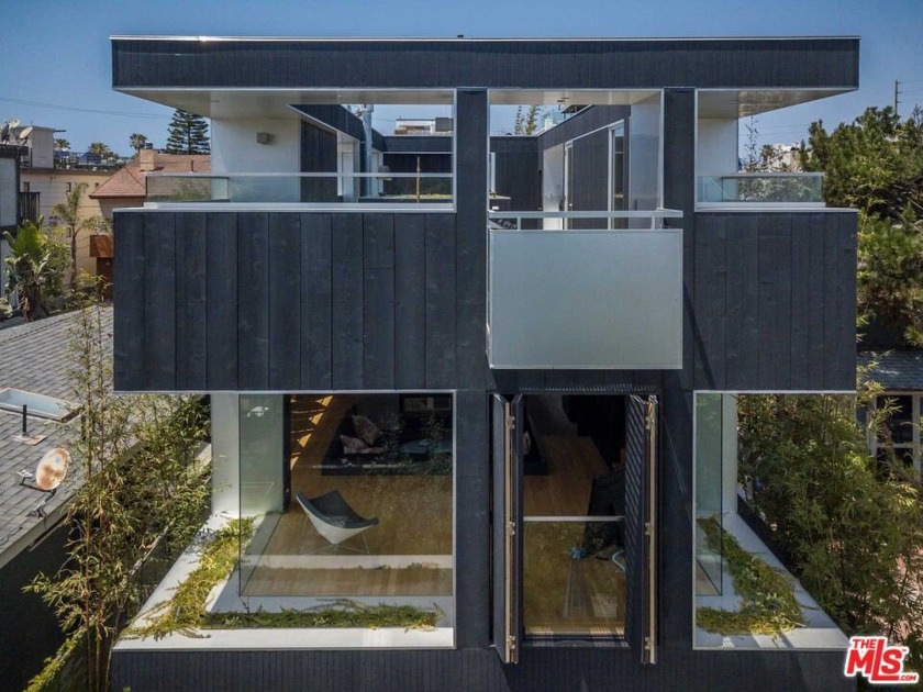 A stone's throw from the sand and sea on a quiet walk street in - Beach Home for sale in Venice, California on Beachhouse.com