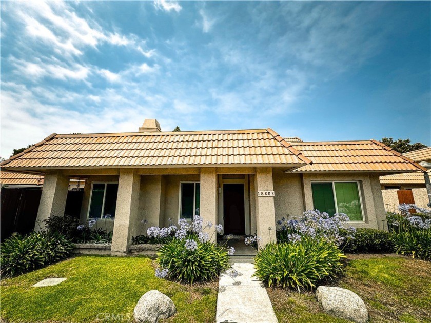 Welcome to this beautifully updated single-level, end unit home! - Beach Condo for sale in Huntington Beach, California on Beachhouse.com