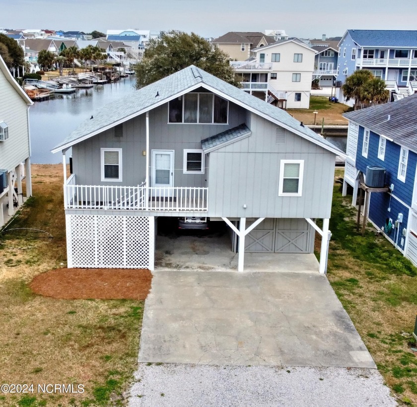 This inviting canal cottage is perfect for those who crave the - Beach Home for sale in Ocean Isle Beach, North Carolina on Beachhouse.com