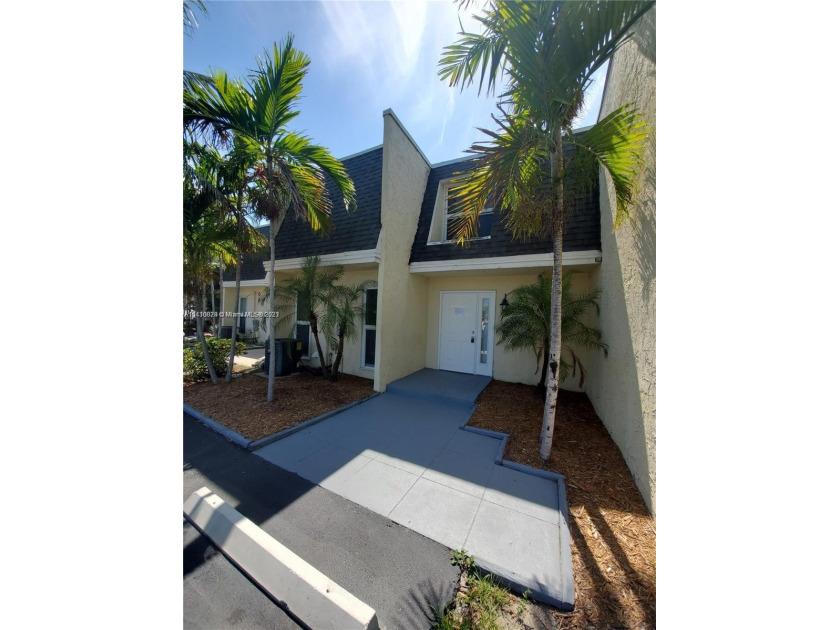 IDEAL INVESTORS! CAN RENT FROM DAY ONE - EASY APPROVAL. PROPERTY - Beach Condo for sale in Boynton Beach, Florida on Beachhouse.com