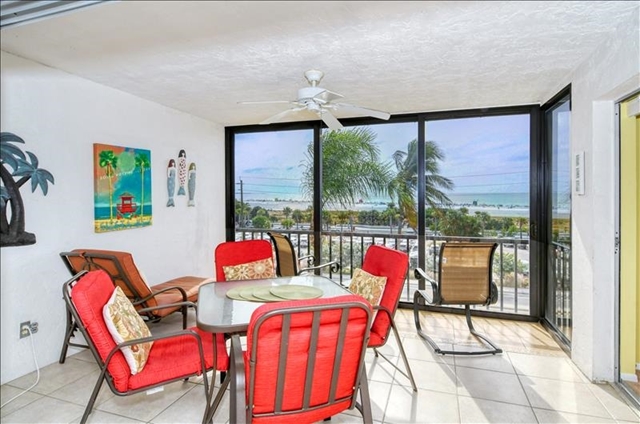 Adorable Full Gulf Views! 2BR 2BA 4th Floor Siesta Key Beach - Beach Vacation Rentals in Sarasota, Florida on Beachhouse.com