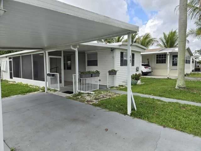 Wow! This beautiful 2bed/2bath home is move in ready and - Beach Home for sale in Greenacres, Florida on Beachhouse.com