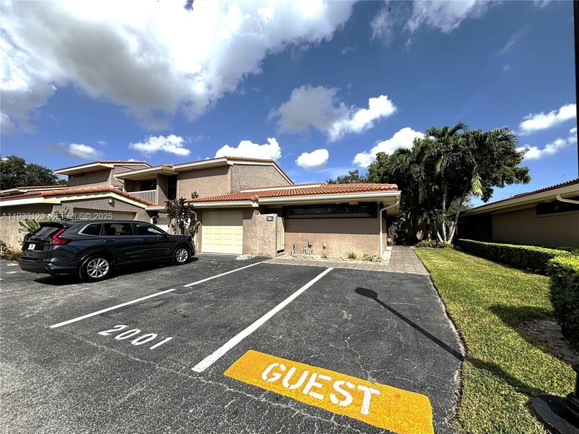 Welcome to the desirable Emerald Hills townhouses. This - Beach Condo for sale in Hollywood, Florida on Beachhouse.com