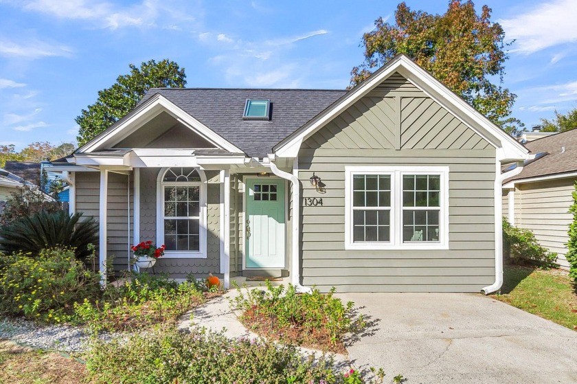 Tastefully updated home in the heart of lovely Mount Pleasant - Beach Home for sale in Mount Pleasant, South Carolina on Beachhouse.com