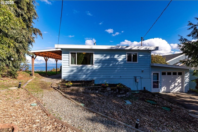 Once you arrive, you'll never want to leave! From the Ferry It's - Beach Home for sale in Clinton, Washington on Beachhouse.com