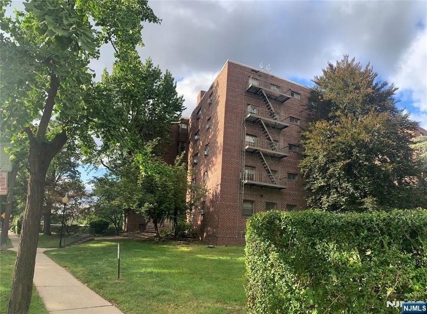 Stylish, Renovated Studio with a Scenic View! This beautifully - Beach Other for sale in Fort Lee, New Jersey on Beachhouse.com