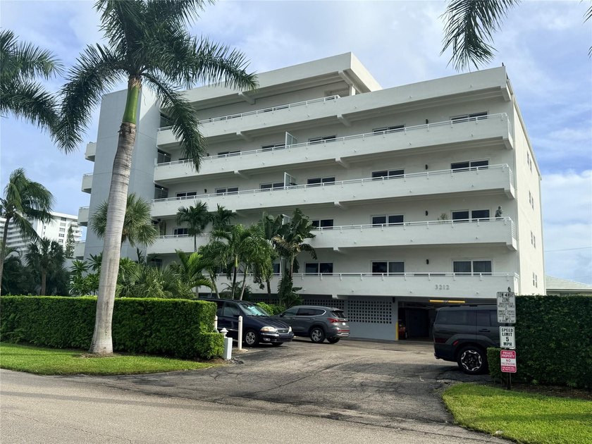 PRICE REDUCED! UPDATED CONDO JUST TWO BLOCKS FROM THE BEACH - Beach Condo for sale in Pompano Beach, Florida on Beachhouse.com