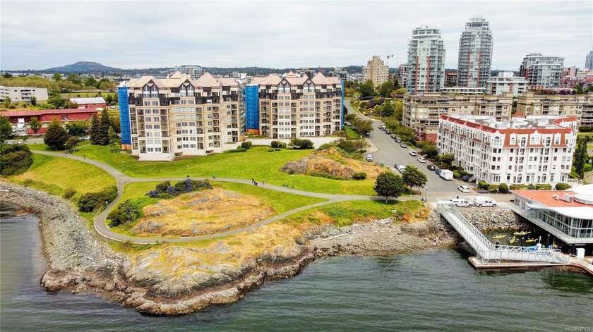 Waterfront Condo with Amazing Harbour Views. Stunning 2 bed/ 2 - Beach Home for sale in Victoria, British Columbia on Beachhouse.com