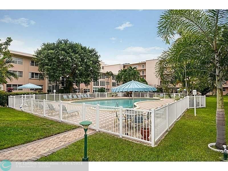 Stunning updated furnished one bedroom and 1.5 bath apartment - Beach Condo for sale in Lauderdale By The Sea, Florida on Beachhouse.com