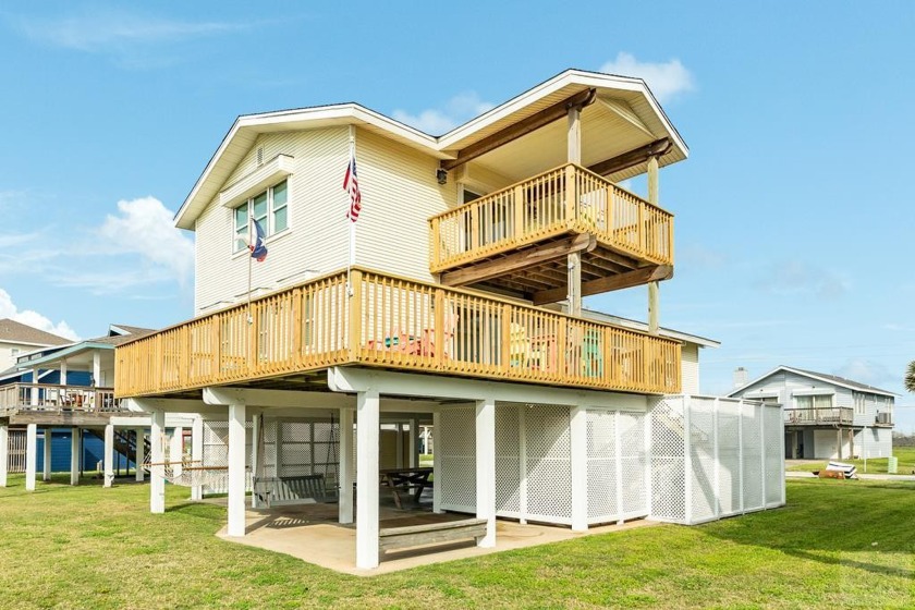 Great location, close to everything on a beautiful beach, with - Beach Home for sale in Galveston, Texas on Beachhouse.com