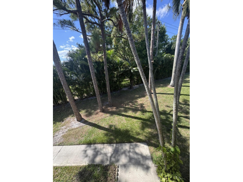 Adorable and well maintained 2/1, 2nd floor condo with private - Beach Condo for sale in Greenacres, Florida on Beachhouse.com