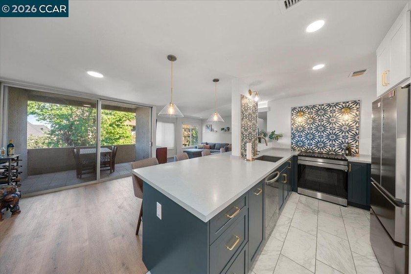 Beautifully updated 2-bedroom, 2-bathroom end-unit condo (1,119 - Beach Condo for sale in Oakland, California on Beachhouse.com