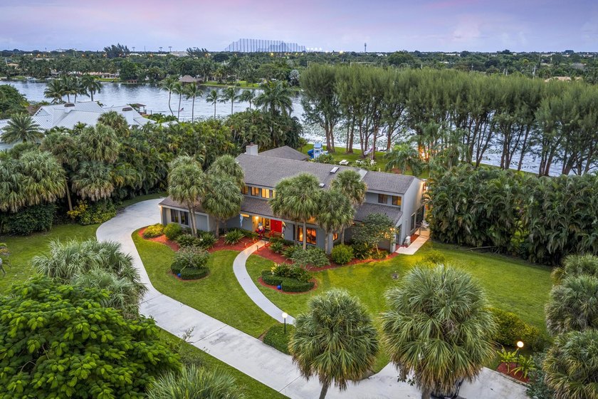 Introducing an unprecedented offering in Lake Clarke Shores, a - Beach Home for sale in Lake Clarke Shores, Florida on Beachhouse.com