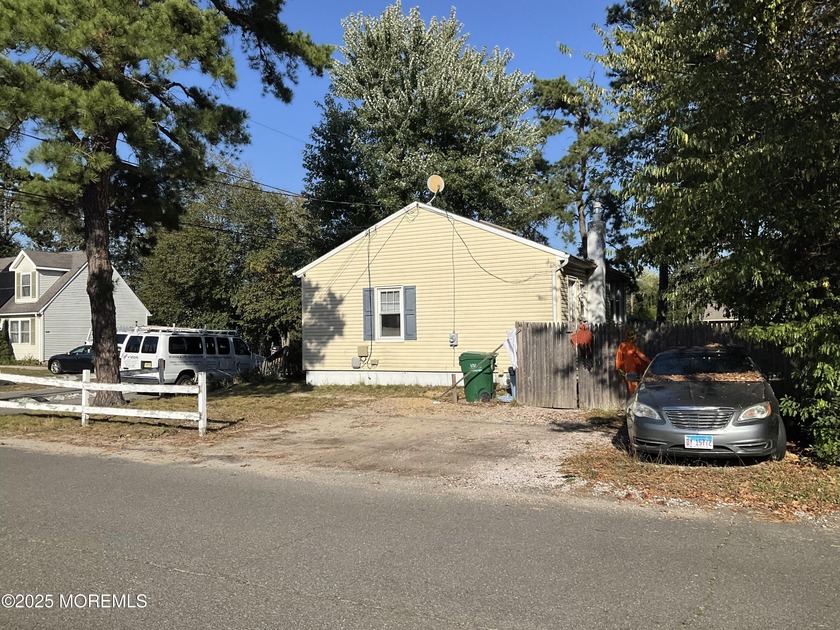 Welcome to Pine Lake Park! Great starter home or investment - Beach Home for sale in Toms River, New Jersey on Beachhouse.com