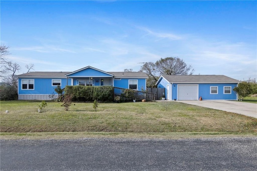 Spacious 3 bedroom/2 bath well kept home located in the charming - Beach Home for sale in Bayside, Texas on Beachhouse.com