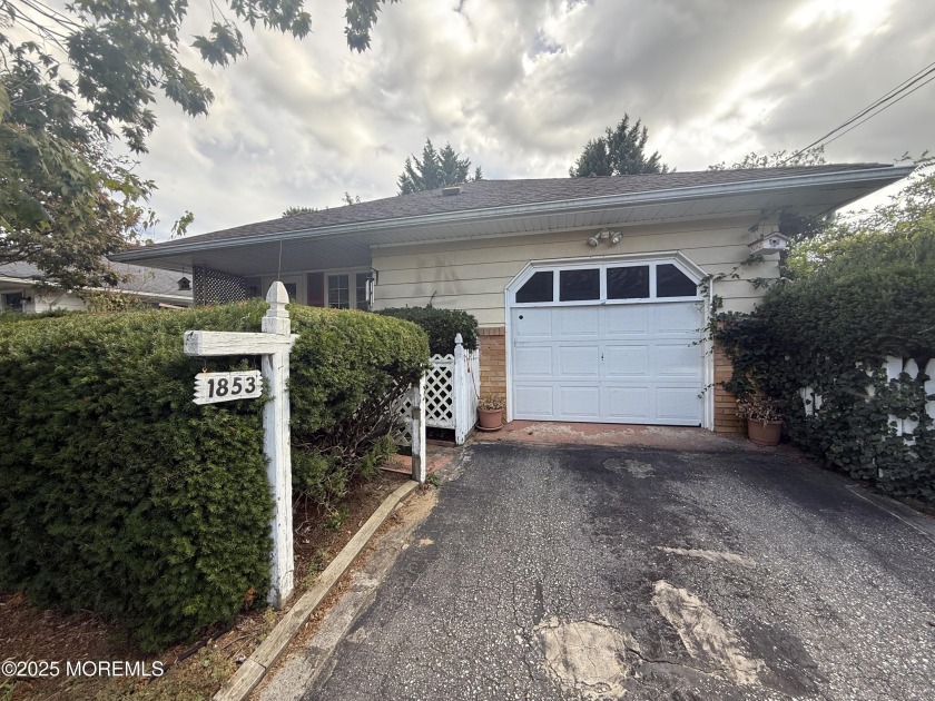 A Fantastic opportunity to Renovate, Refresh, and Make this Home - Beach Home for sale in Toms River, New Jersey on Beachhouse.com