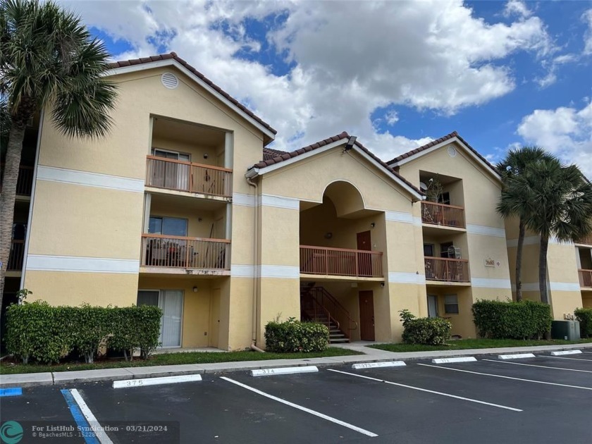2/2 APARTMENT WITH A GREAT LAYOUT RIGHT NEXT TO THE LAKE IN THE - Beach Condo for sale in Tamarac, Florida on Beachhouse.com
