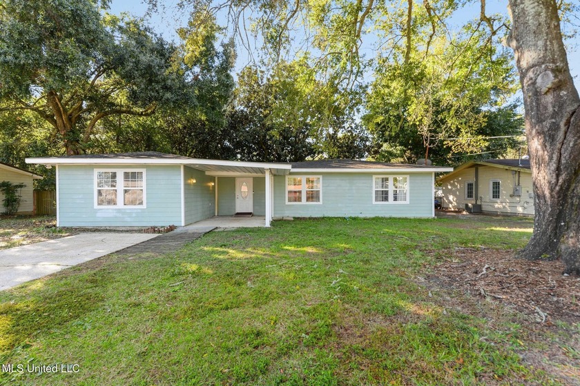 This charming move-in-ready 4-bedroom, 1-bath home offers the - Beach Home for sale in Gulfport, Mississippi on Beachhouse.com