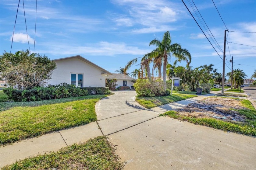 ASPIRING BUILDERS DREAM PROPERTY! Welcome to a stunning - Beach Home for sale in Clearwater Beach, Florida on Beachhouse.com