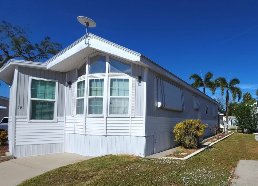 WELL KEPT TWO BEDROOM, 1 1/2 BATH MOBILE HOME IN ACTIVE 55+ - Beach Home for sale in Bradenton, Florida on Beachhouse.com