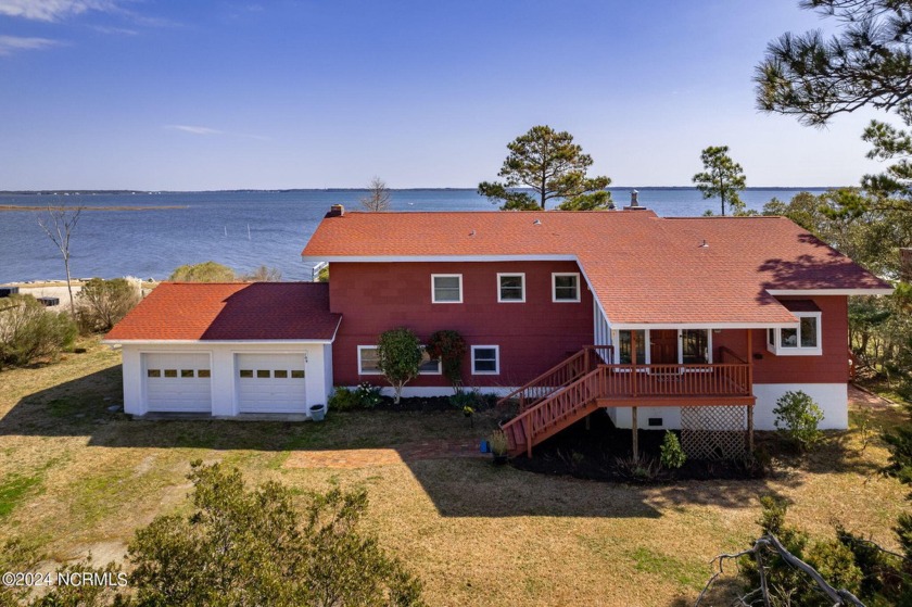 Welcome to your slice of paradise! This stunning mid-century - Beach Home for sale in Beaufort, North Carolina on Beachhouse.com