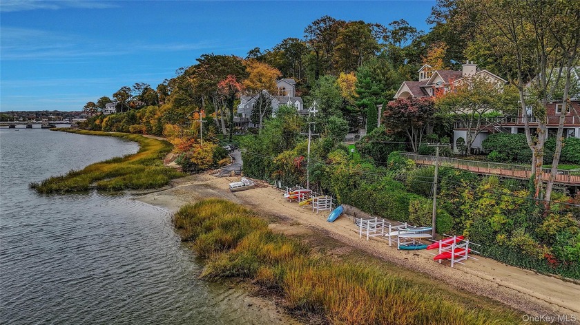 LOCATION says it all.....Stunning waterviews of Mill Neck Bay - Beach Home for sale in Mill Neck, New York on Beachhouse.com