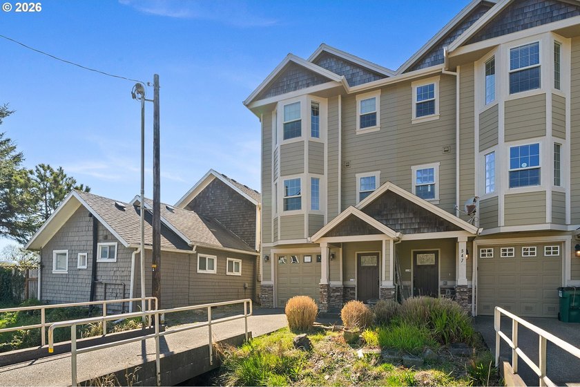 This beautiful townhome offers a fantastic opportunity with its - Beach Townhome/Townhouse for sale in Rockaway Beach, Oregon on Beachhouse.com