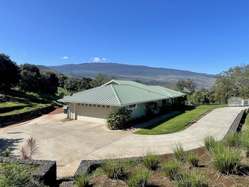 Nestled in Pu'uanahulu, this 2 bedroom, 2.5 bathroom home offers - Beach Home for sale in Kailua Kona, Hawaii on Beachhouse.com