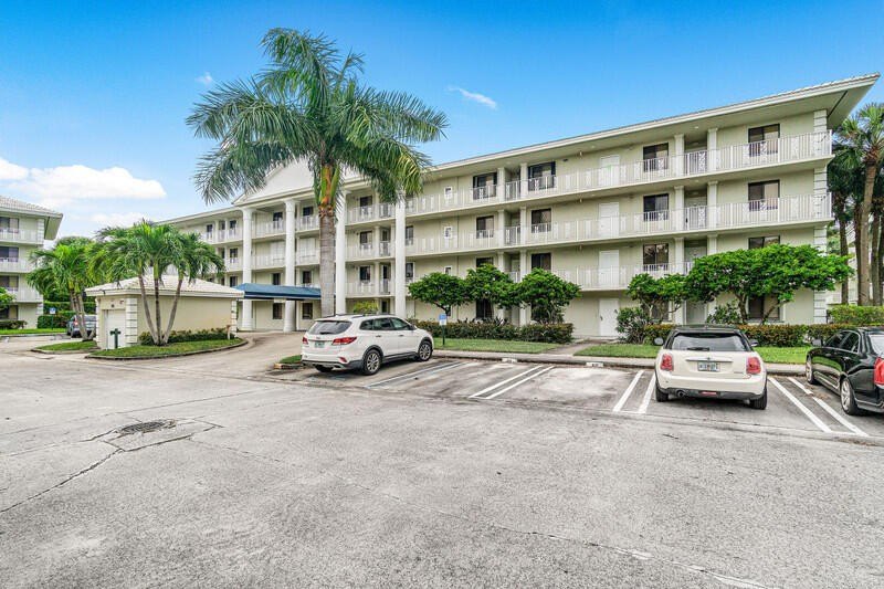 FIRST FLOOR 2/2 with brand new washer and dryer; Newer flooring - Beach Condo for sale in West Palm Beach, Florida on Beachhouse.com