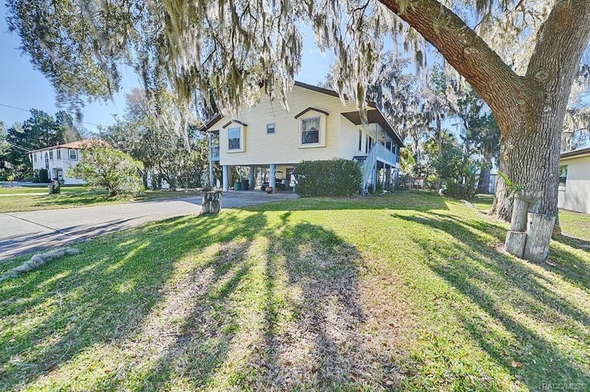Huge potential!! Home boast a 270 degree wrap around porch that - Beach Home for sale in Crystal River, Florida on Beachhouse.com