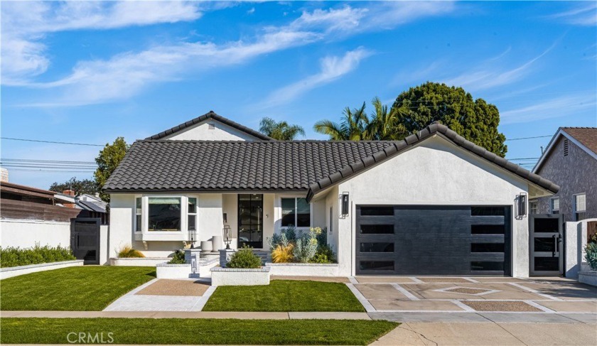 This gorgeous five-bedroom three three-bathroom home has been - Beach Home for sale in Long Beach, California on Beachhouse.com