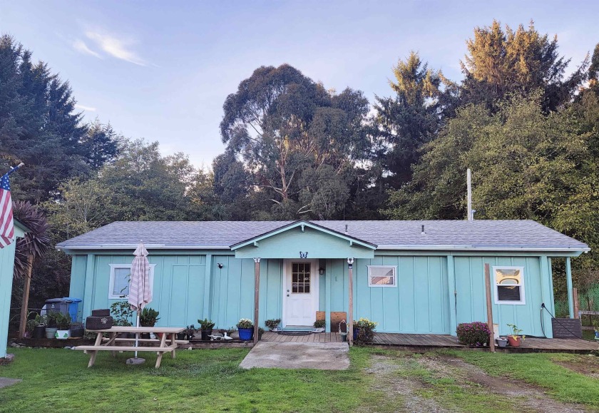 Welcome to this charming manufactured home, offering the perfect - Beach Home for sale in Smith River, California on Beachhouse.com