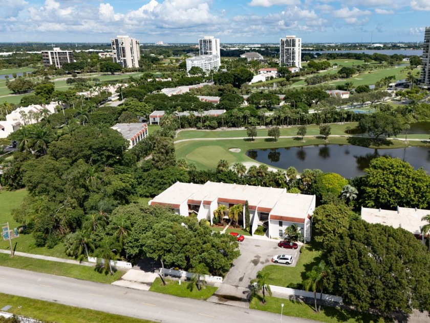 Welcome home to this spacious split bedoom condo with slate - Beach Condo for sale in West Palm Beach, Florida on Beachhouse.com