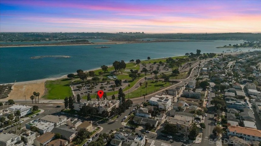 This bright and spacious 2-bedroom, 2-bathroom condo offers - Beach Home for sale in Pacific Beach, California on Beachhouse.com
