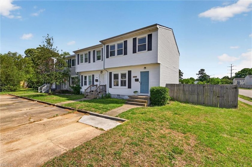Updated, end-unit townhome in the heart of Virginia Beach!! - Beach Townhome/Townhouse for sale in Virginia Beach, Virginia on Beachhouse.com