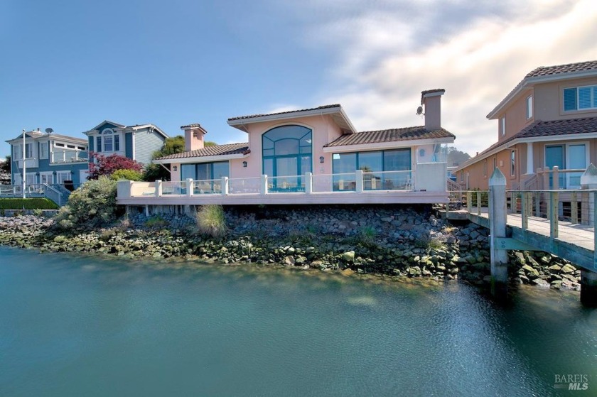Unique opportunity to live in gated Timmers Landing location in - Beach Home for sale in Tiburon, California on Beachhouse.com