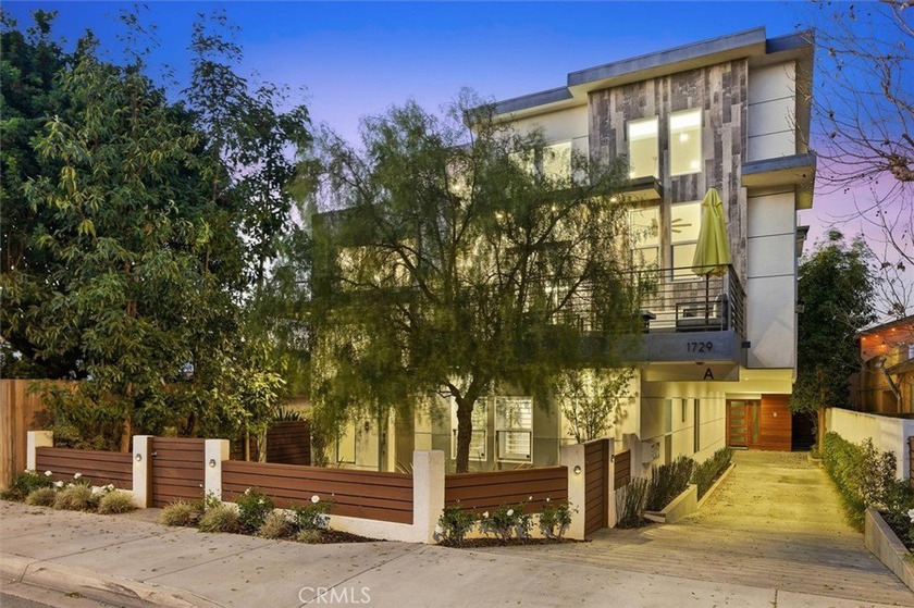 Experience relaxed coastal sophistication in this stunning - Beach Townhome/Townhouse for sale in Redondo Beach, California on Beachhouse.com