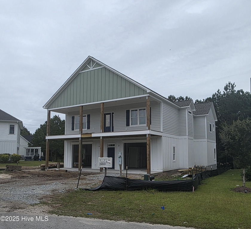 Perfectly located 4 Bedroom / 3.5 Bath home with an ADDITIONAL - Beach Home for sale in Holly Ridge, North Carolina on Beachhouse.com