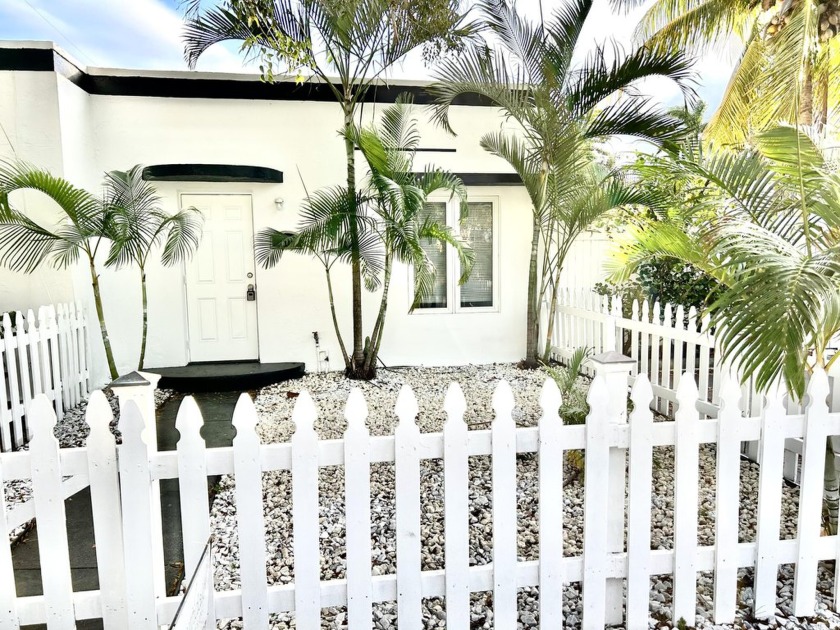 Great income producing Art Deco triplex in the heart of vibrant - Beach Townhome/Townhouse for sale in Lake Worth, Florida on Beachhouse.com