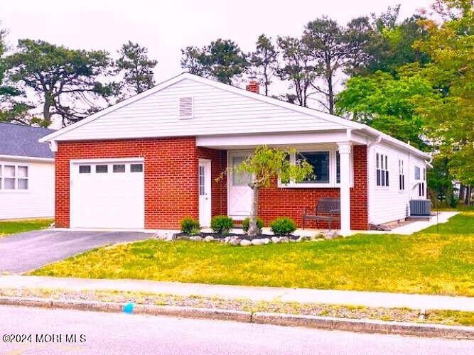 Beautifully renovated Lakeview Model featuring 2 beds/2 baths in - Beach Home for sale in Toms River, New Jersey on Beachhouse.com