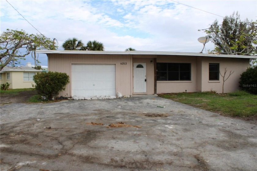 Holmes Beach 3 bedroom/2 bath home with in-law suite just blocks - Beach Home for sale in Holmes Beach, Florida on Beachhouse.com