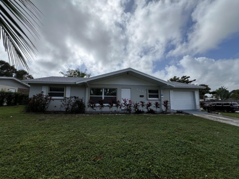 Amazing single family home in the heart of Palm Beach Gardens! - Beach Home for sale in Palm Beach Gardens, Florida on Beachhouse.com