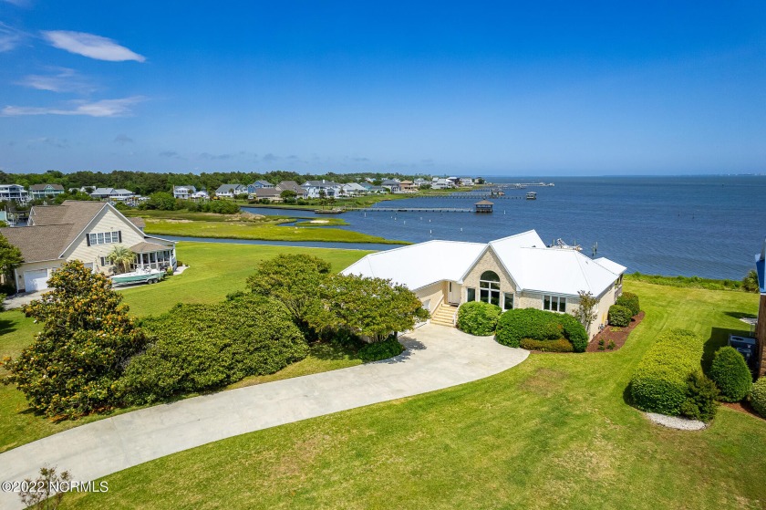 Bogue Sound waterfront retreat with your own pier/dock just - Beach Home for sale in Newport, North Carolina on Beachhouse.com