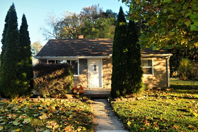 This charming 3-bedroom, 2-bath ranch offers 945 square feet of - Beach Home for sale in Chesterton, Indiana on Beachhouse.com