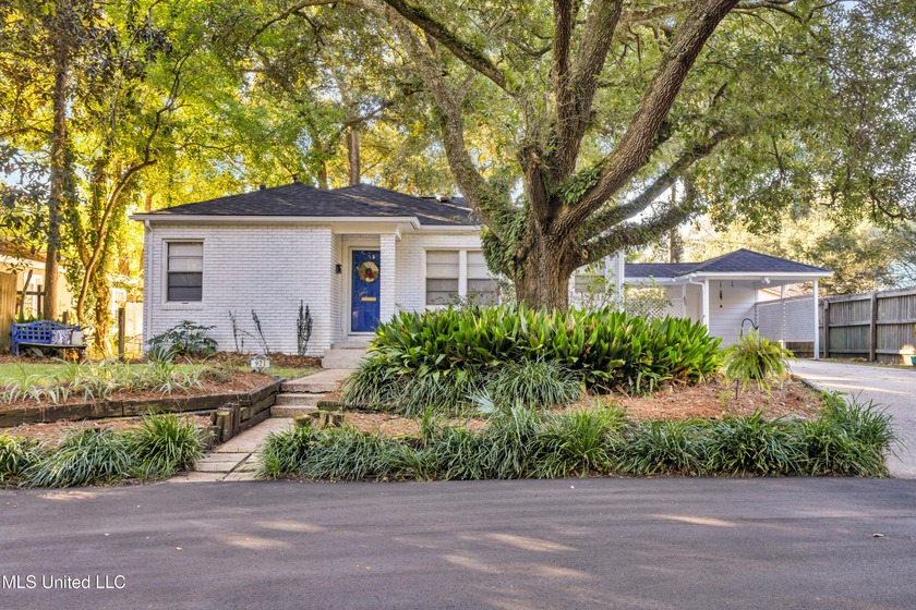 Charming coastal cottage tucked beneath the beautiful Live Oaks! - Beach Home for sale in Gulfport, Mississippi on Beachhouse.com