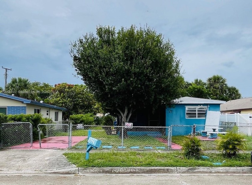 Great Investment Opportunity! Newer Roof, New Kitchen Cabinets - Beach Home for sale in Riviera Beach, Florida on Beachhouse.com