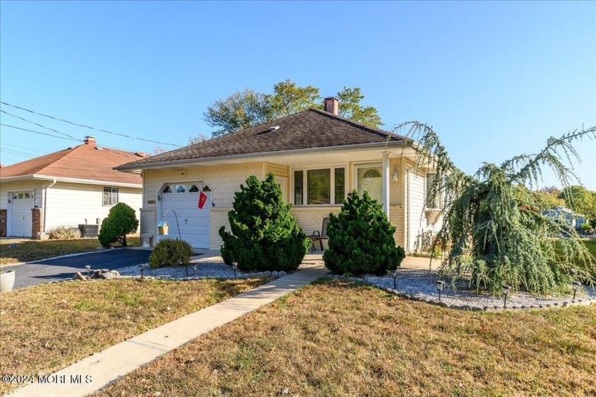 This well-maintained waterfront Lakeview model located in a - Beach Home for sale in Toms River, New Jersey on Beachhouse.com