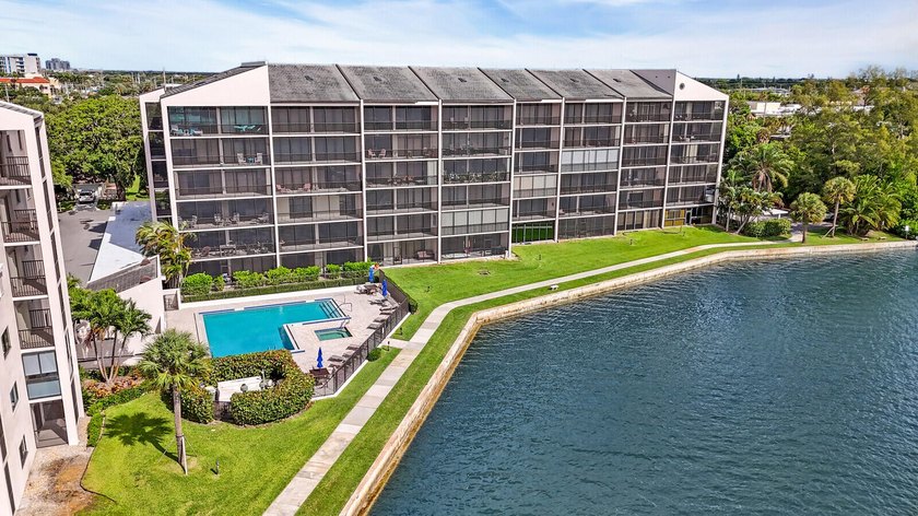 Discover Twelve Oaks - North Palm Beach's hidden gem! This - Beach Condo for sale in North Palm Beach, Florida on Beachhouse.com