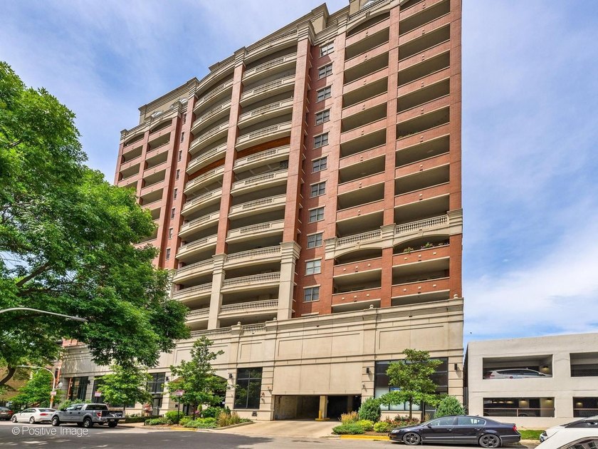 Bright, beautiful, spacious corner 2 bedroom, 1 bath residence - Beach Condo for sale in Chicago, Illinois on Beachhouse.com