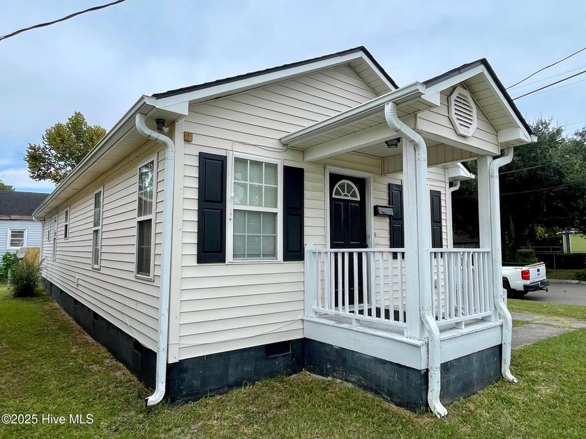Come see this centrally located 3/2 home just north of - Beach Home for sale in Wilmington, North Carolina on Beachhouse.com